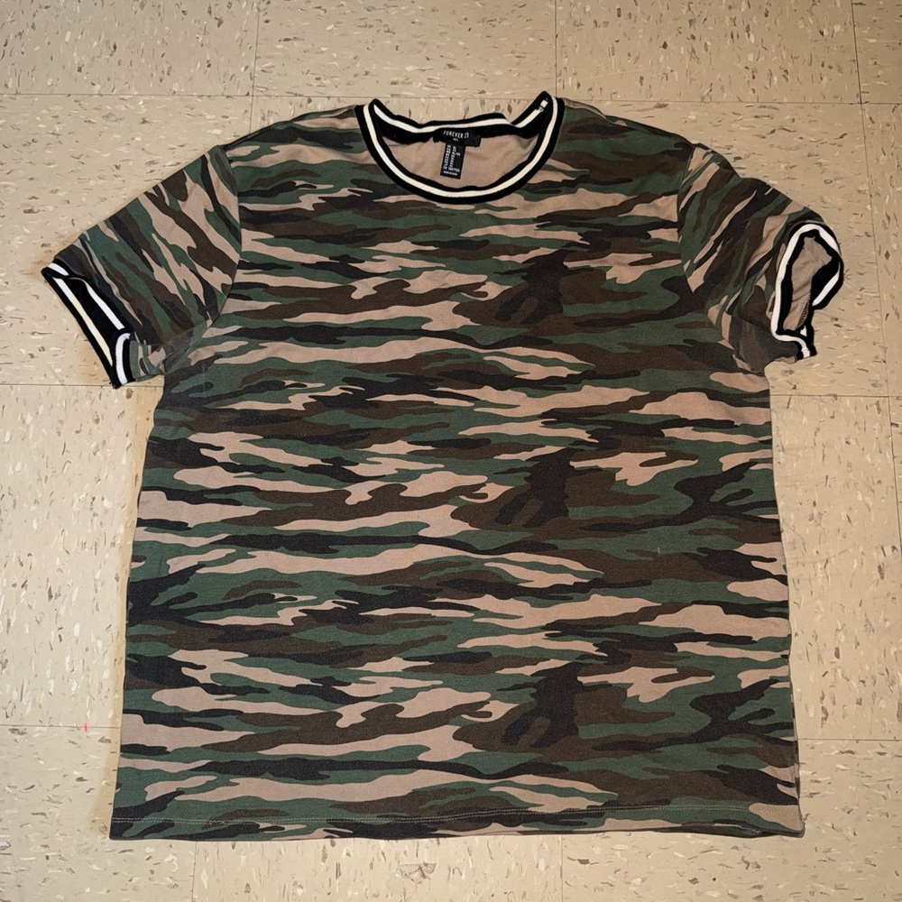 Forever 21 Green Camouflage Short Sleeve Size XL Tee NEW CONDITION Outfit Camo